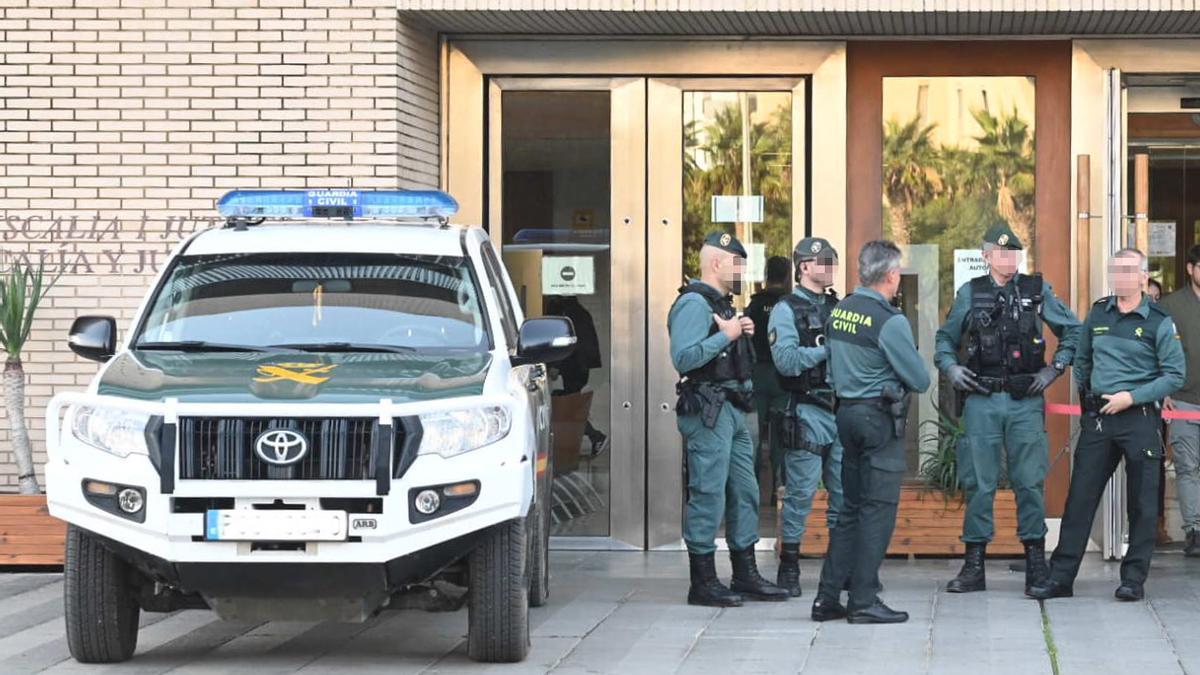 Fuerte presencia policial dentro y fuera de los juzgados de Castellón.