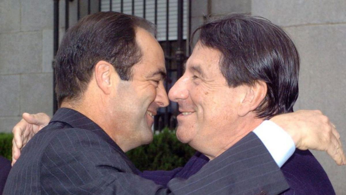 Abrazo de Bono y Vázquez en 2005.