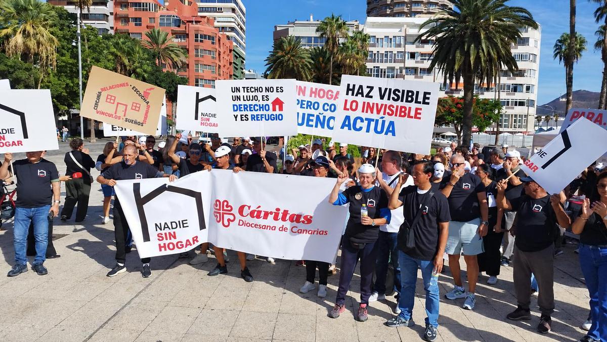 Manifestantes en la concentración de Cáritas "Nadie Sin Hogar 2026"