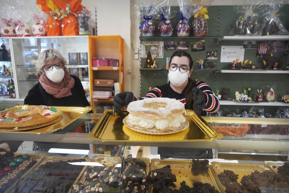 La venda de tortells de rams a Girona