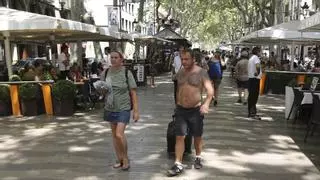 Barcelona multará con hasta 300 euros por ir sin camiseta por la calle desde febrero