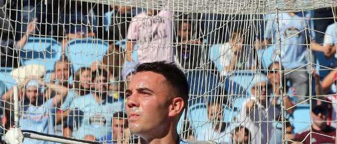 Aspas se toca el escudo para celebrar su gol al Athletic. // M.G. Brea