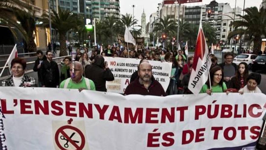 Un momento de la movilización de ayer en la que participaron centenares de docentes.