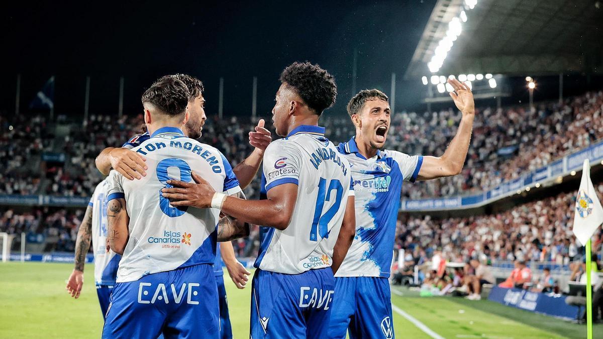 Los jugadores del CD Tenerife celebran el tanto que dio la victoria ayer al conjunto isleño.