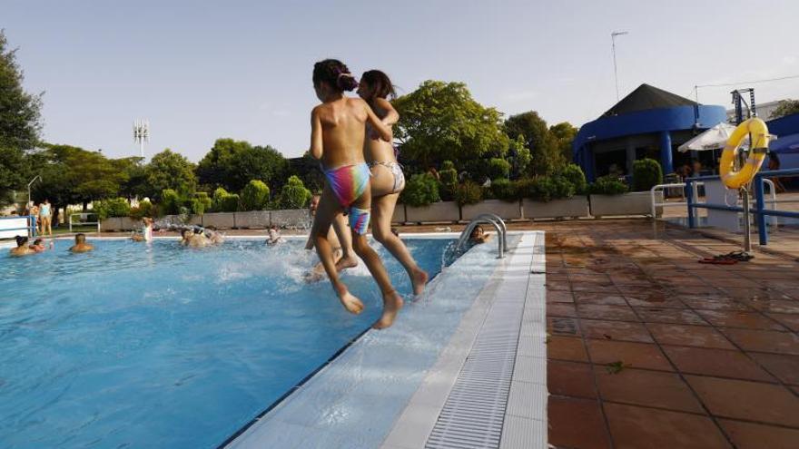 El Ayuntamiento de Zaragoza ya estudia cómo evitar que se fume en las piscinas