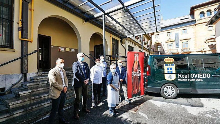 Fernando Corral (primero por la izquierda), Manuel Paredes, a su lado, y César Martín, último de la segunda fila, ayer en la Cocina Económica.