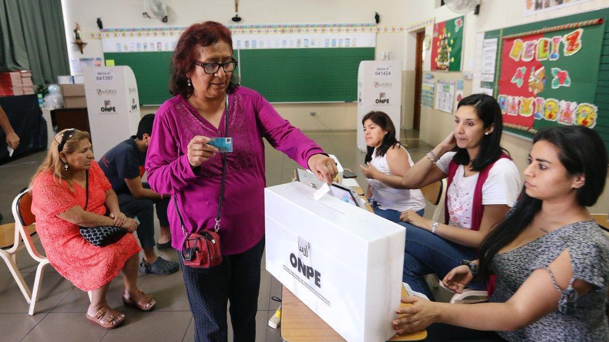 Perú aprueba en referéndum acabar con la reelección de parlamentarios