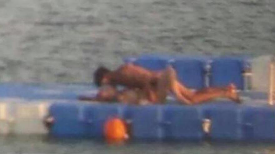 Una pareja practica sexo al amanecer en la plataforma de una playa de Xábia