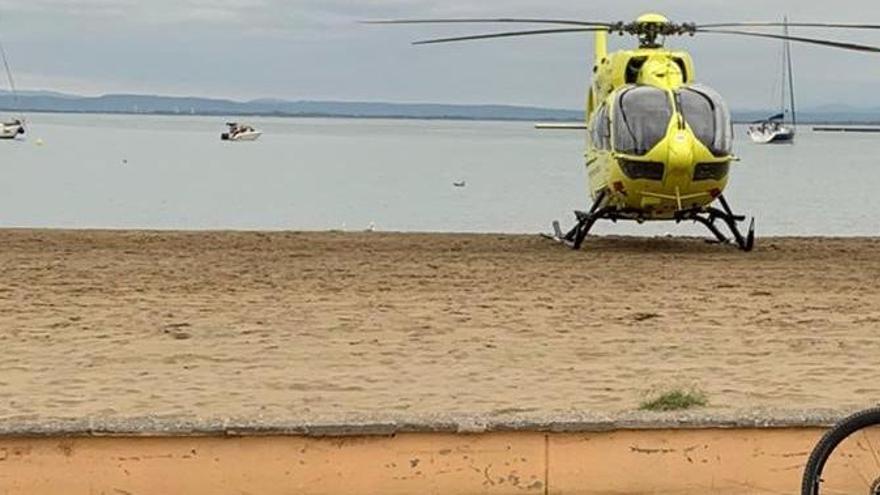 Un dels helicòpters del SEM que ha intervingut en l&#039;emergència a la platja.