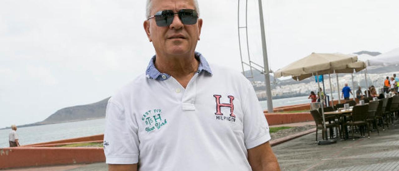 Santiago García durante su paseo matutino en la playa de Las Canteras.