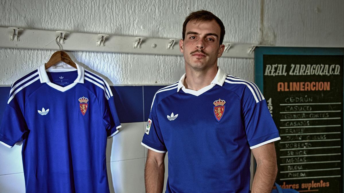 Francho Serrano, con la camiseta azul ochentera retro del Real Zaragoza.