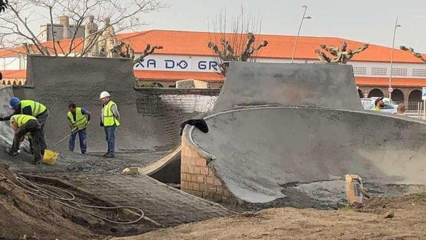 La instalación de la pista de monopatinaje en los jardines de O Corgo. // Muñiz