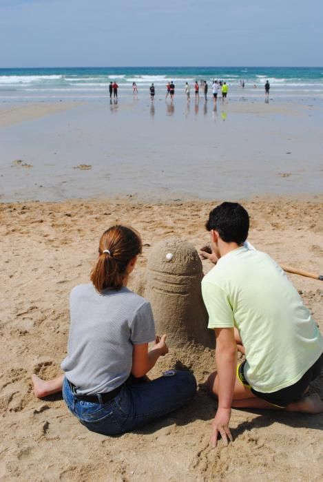 Esculturas de arena en la playa de A Lanzada