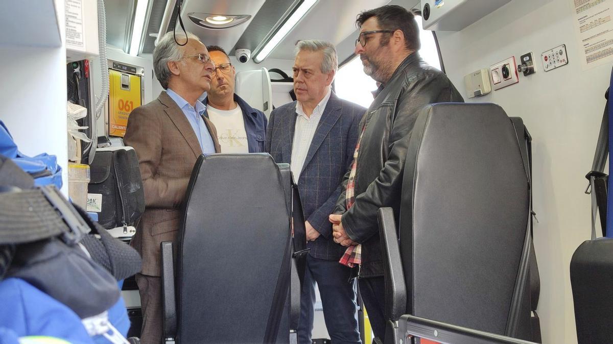 El conselleiro de Sanidade –segundo por la Dcha.– en su visita a Moaña para inaugurar la nueva ambulancia. | SANTOS ÁLVAREZ