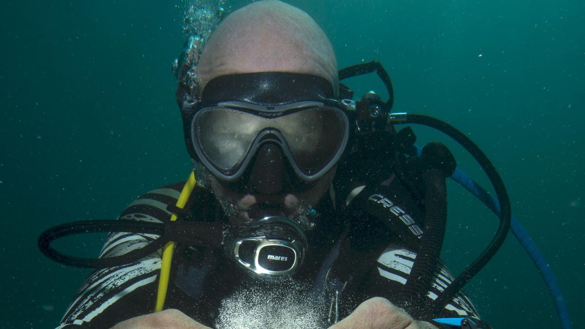 Meseguer analiza el fondo marino en el Golfo Pérsico.