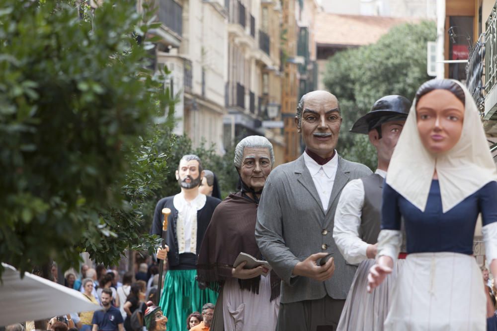 Los gigantes bailan al son de los 'xeremiers' en Palma