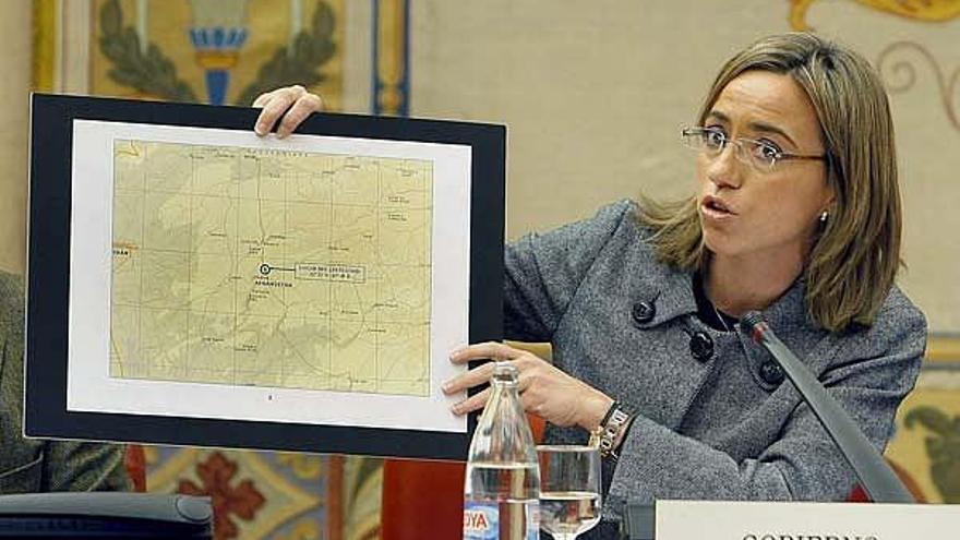 La ministra de Defensa muestra en el mapa el lugar del atentado.