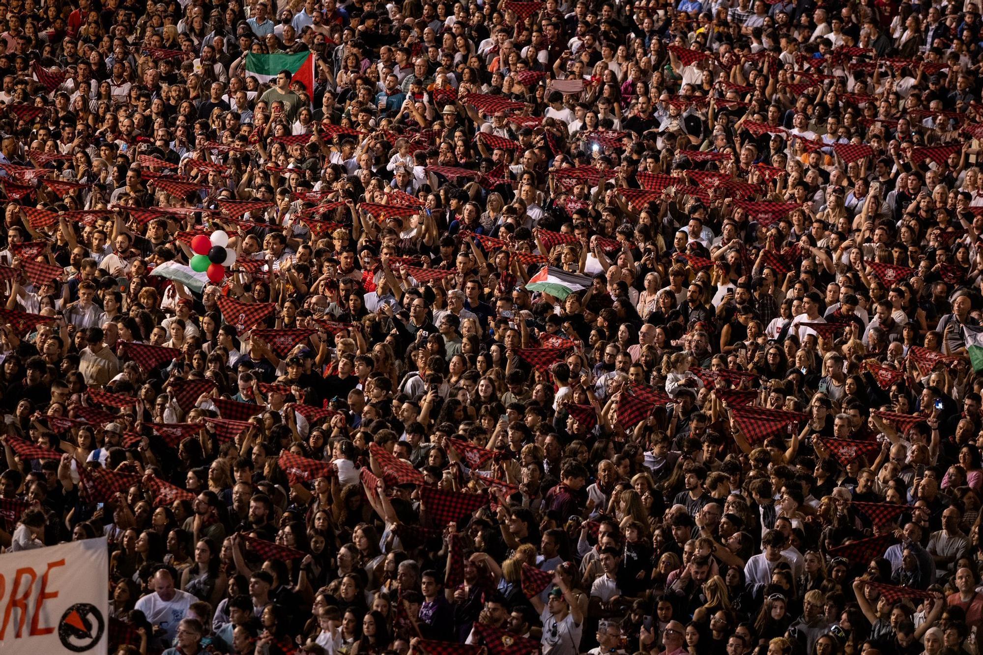 En imágenes | Primer día de las Fiestas del Pilar con las peñas y el pregón