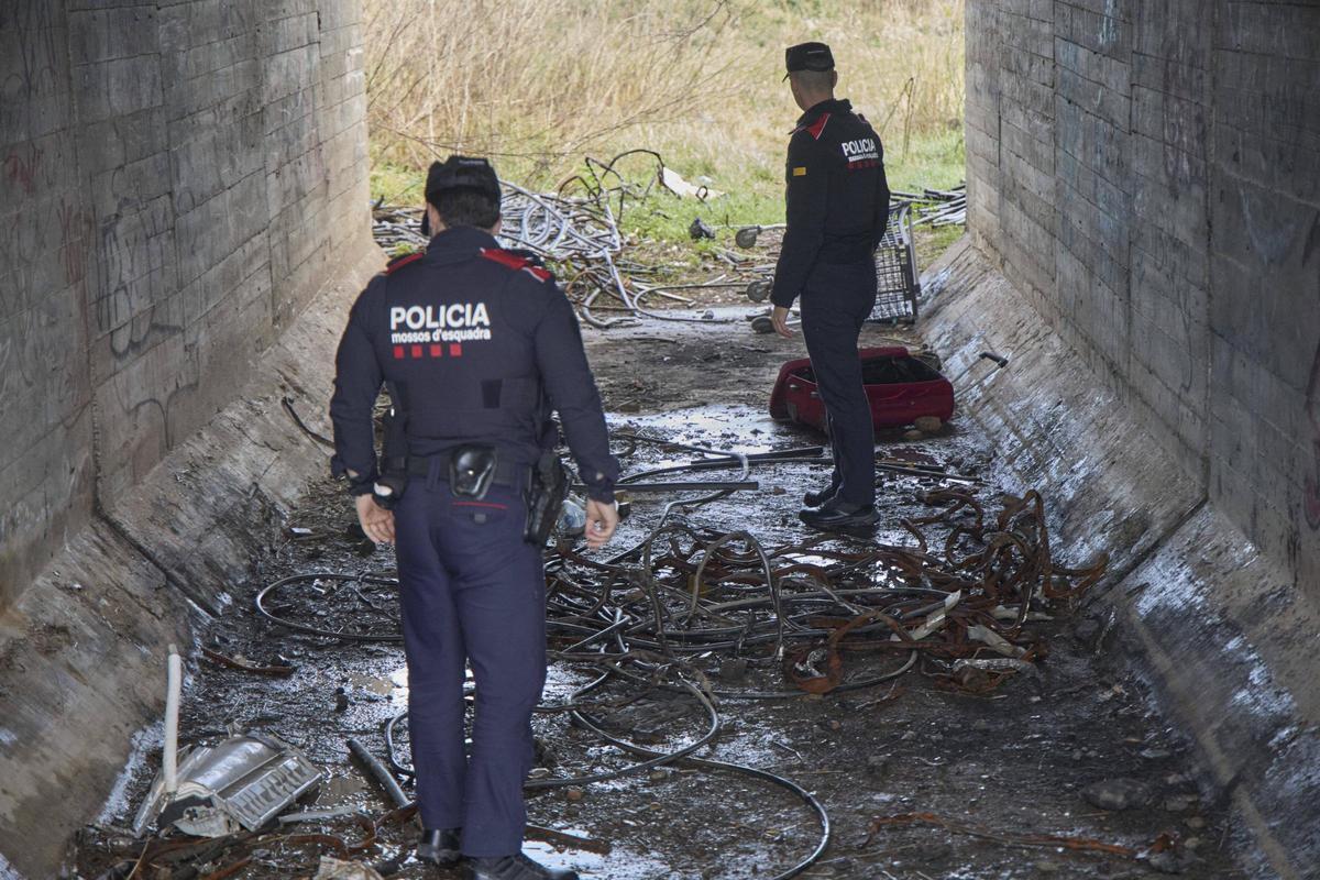 Un espai sota d’un pont i a tocar de les vies del tren on els lladres de coure pelen els cables.
