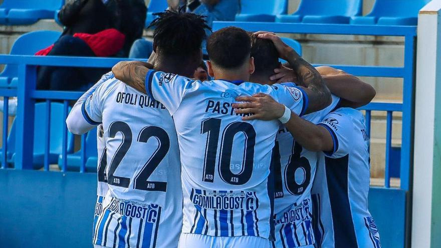 Celebración de los futbolistas del Atlético Baleares tras el gol del empate ante el Alcoyano