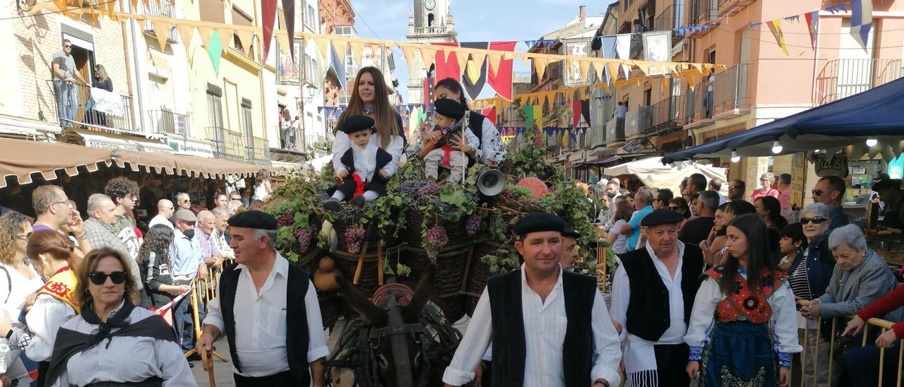 Toresanos desfilan con su carro en la Fiesta de la Vendimia del pasado año