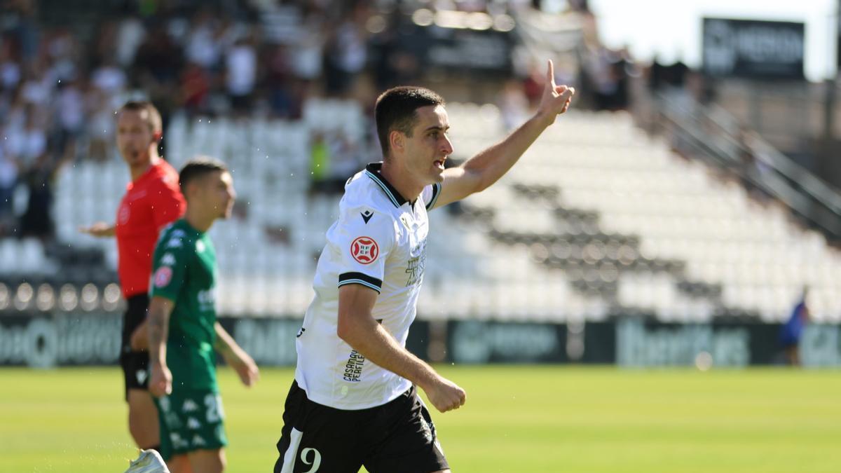 Álvaro García celebra uno de sus goles