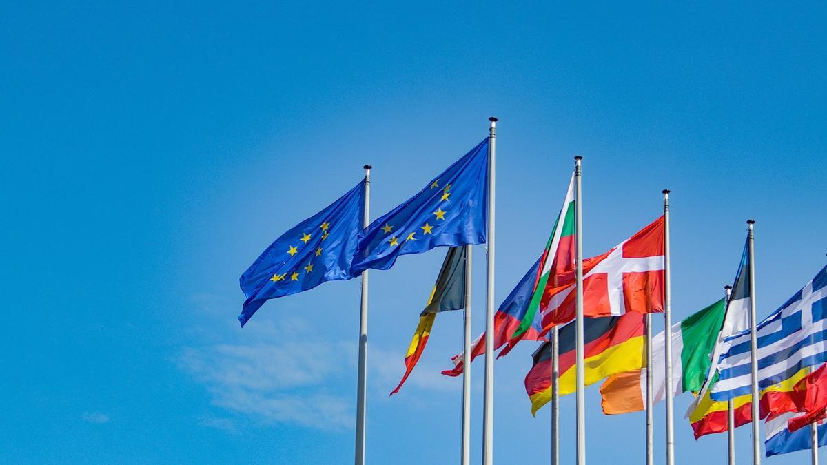 Bandera de la Unión Europea junto a la de países que la conforman