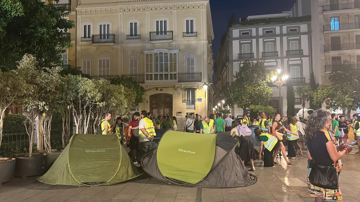 La acampada mueve las tiendas hacia un extremo de la plaza para permitir el paso del Corpus.