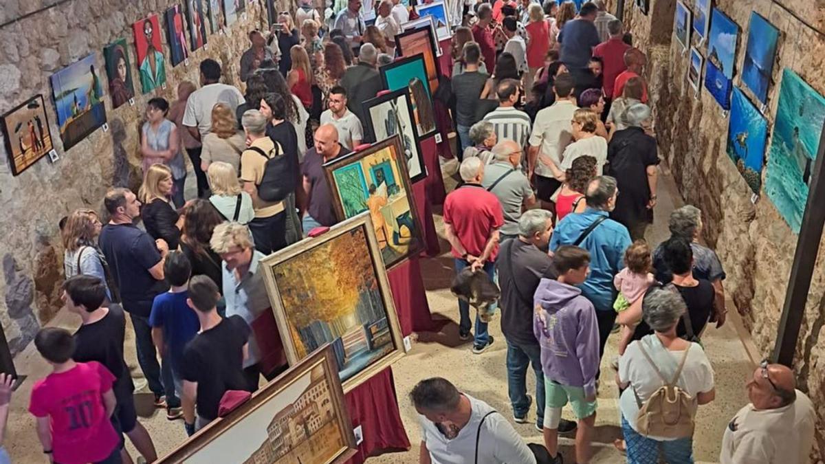 Imatge d'arxiu d'una exposició dels alumnes del Taller d’en Jepi, a la sala gran del Castell de Llers.