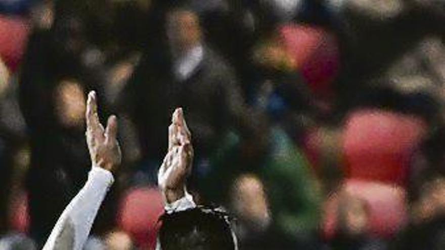 Saúl Berjón aplaude a los aficionados desplazados a Huesca.