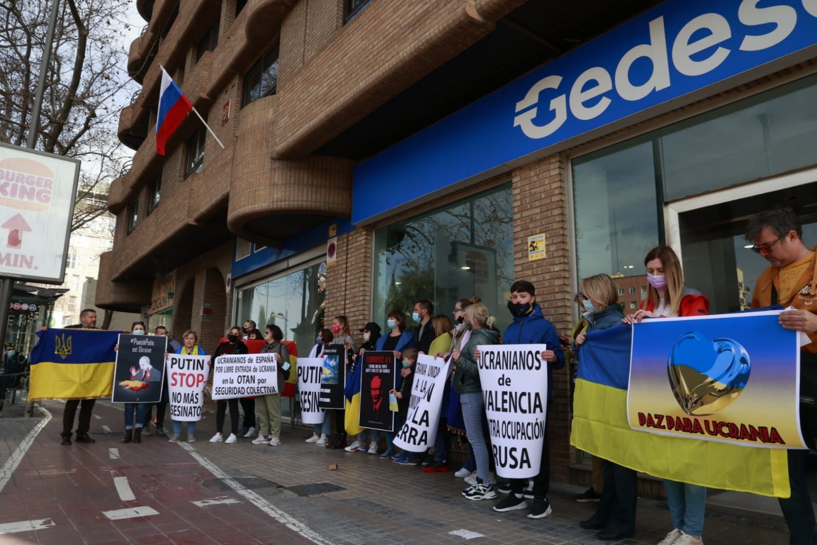 Protestas frente al consulado ruso en València por el ataque a Ucrania