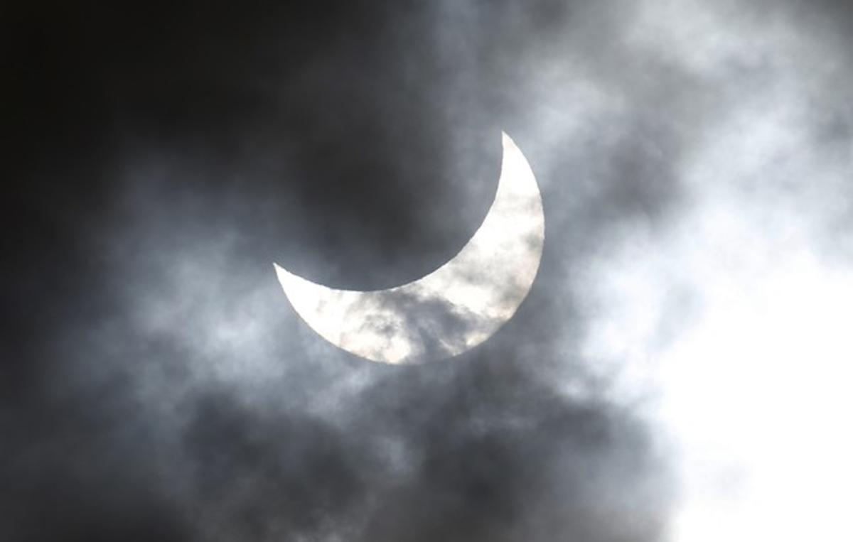 Els núvols són testimonis de la conjunció entre la Lluna i el Sol, a Cairns.