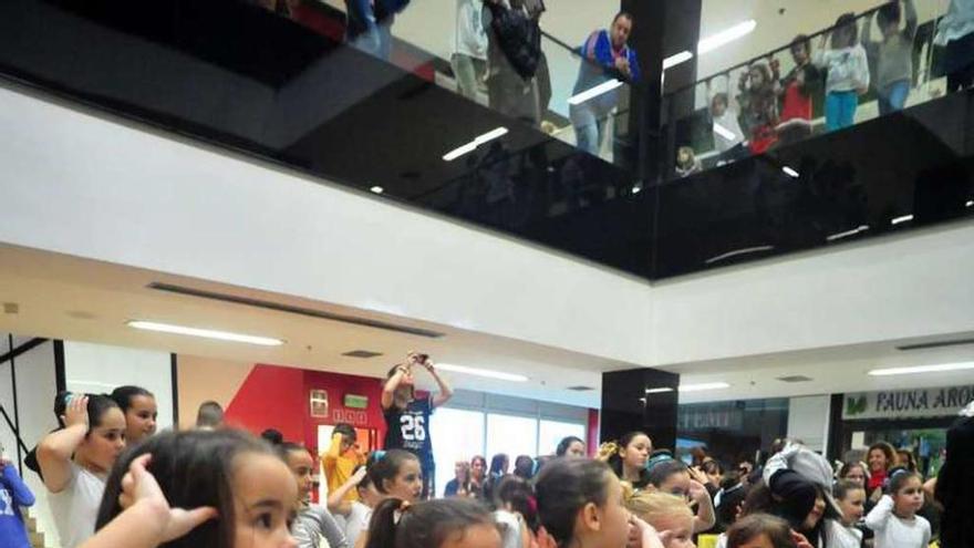 La masterclass de zumba en el centro comercial Arousa. // Iñaki Abella