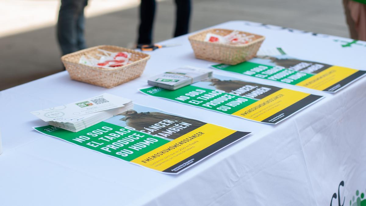 Mensajes contra el consumo de tabaco, en una campaña de la Asociación contra el Cáncer de Zamora
