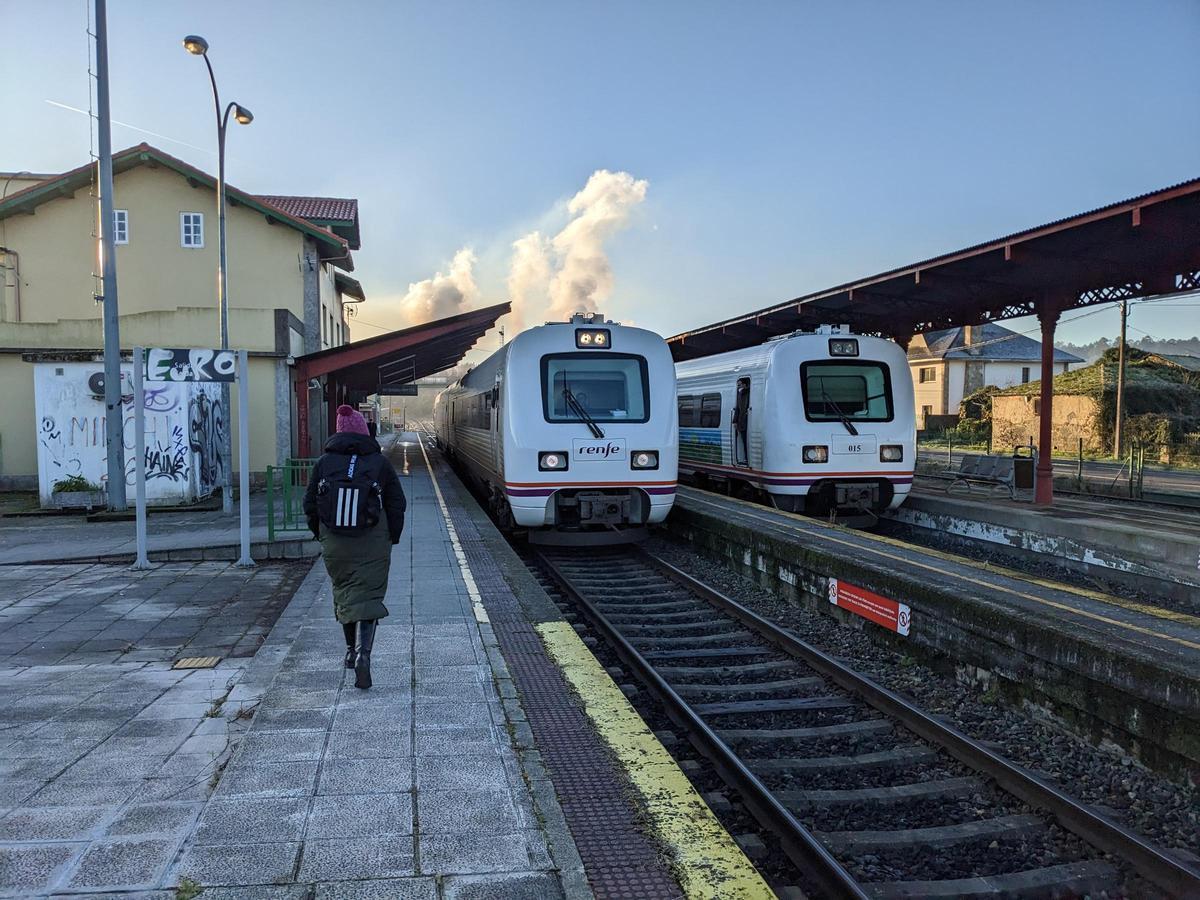 El tren entre Monforte de Lemos y A Coruña, parado en la estación de Betanzos-Infesta, junto al convoy entre Ferrol y Betanzos-Infesta.