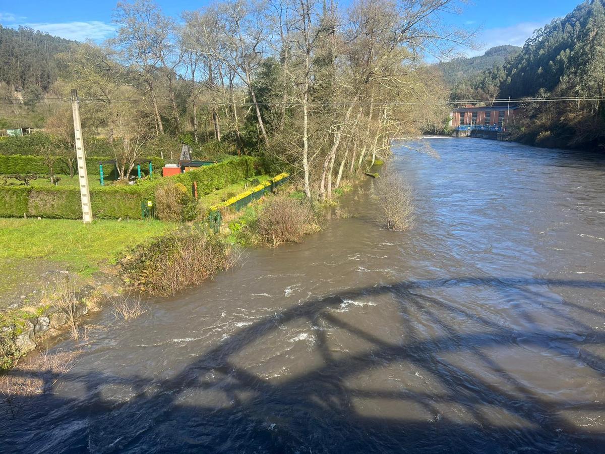 El Narcea, crecido, a mediocía de este miércoles.