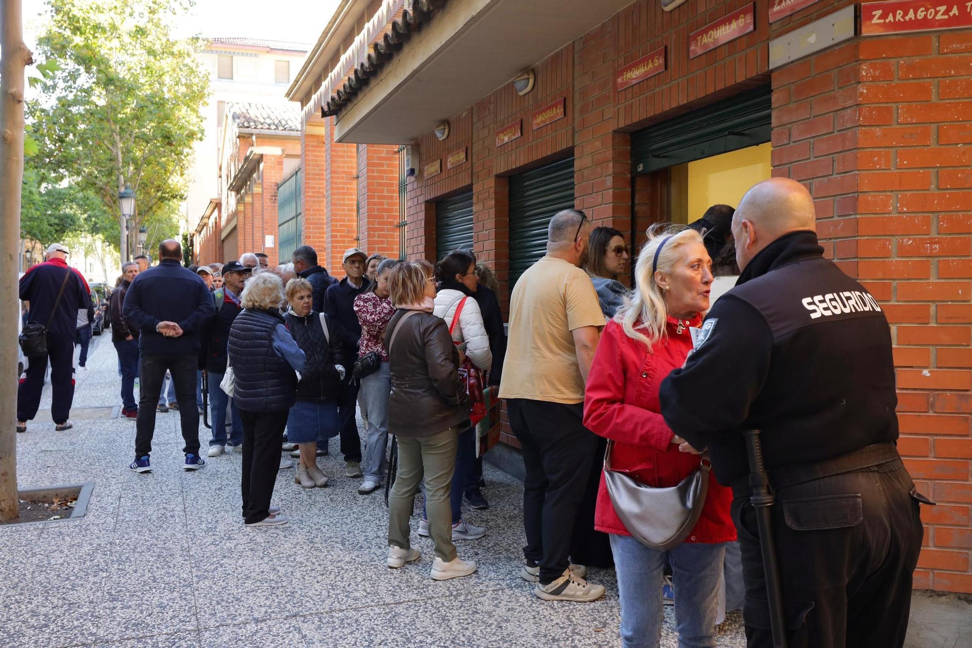 Largas filas para los abonos de la Feria taurina del Pilar