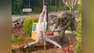 Un soldado israelí destrozando la cabeza de una estatua de Jesucristo durante unas operaciones en el sur del Líbano.
