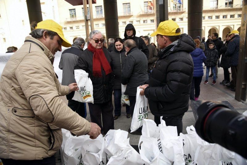 UAGA regala 1.000 kilos de fruta en la Plaza del Pilar para reclamar precios dignos