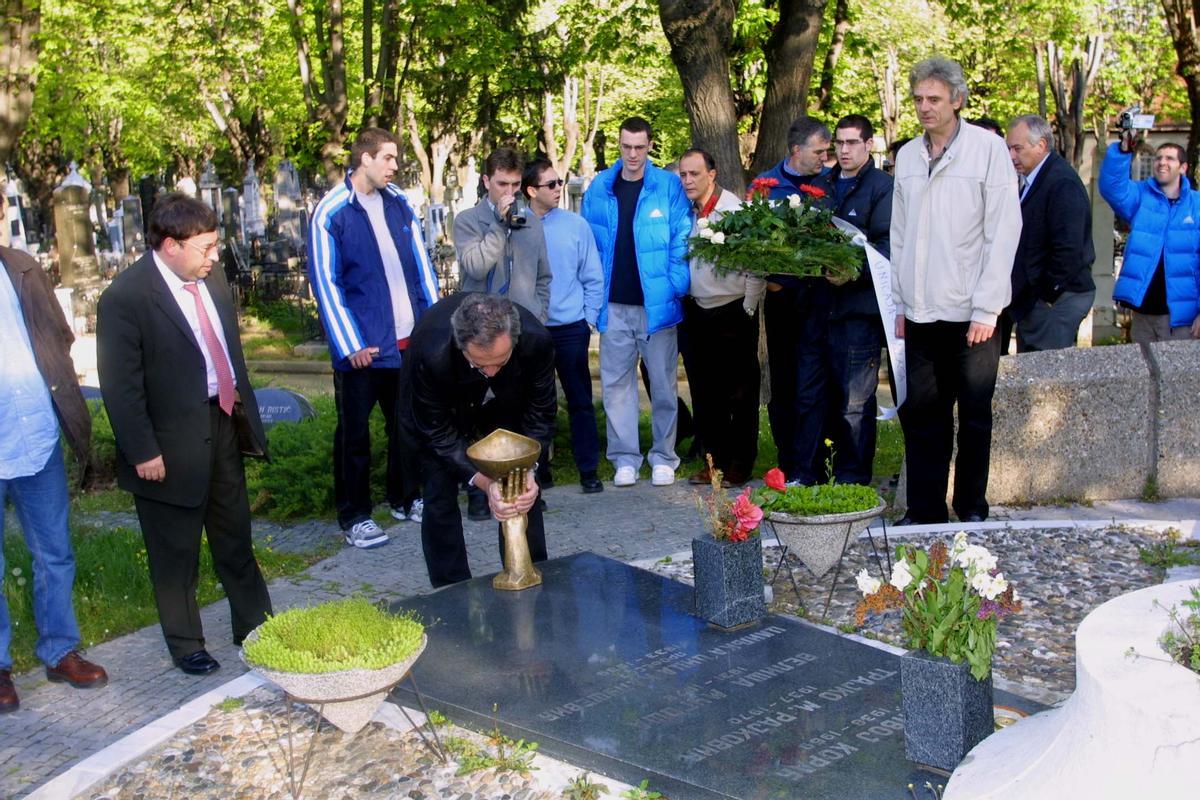 Maljkovic y la expedición del Unicaja en la tumba de Korac, tras ganar el trofeo en 2001.