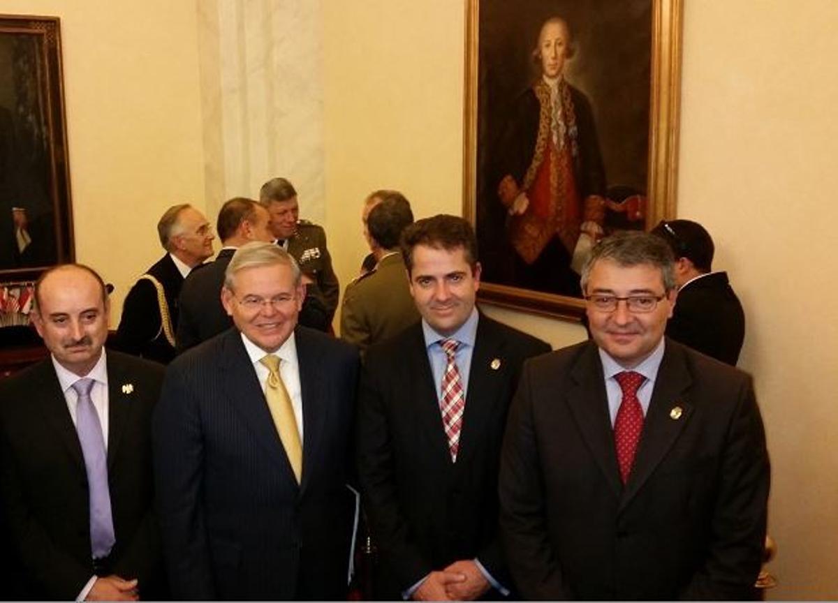 Menéndez y políticos malagueños ante el retrato de Bernardo de Gálvez en el Capitolio.