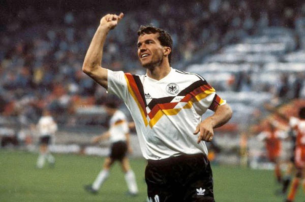 Lothar Matthaus celebra un gol con Alemania en el mundial de 1990.