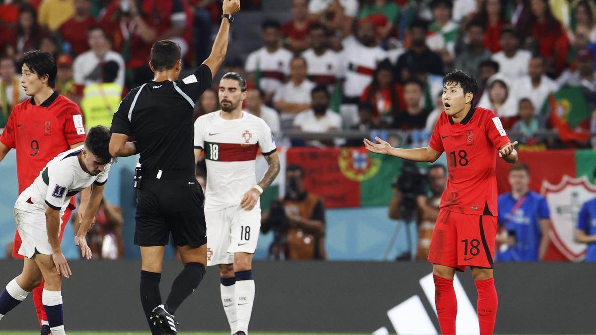 Kang In Lee ve tarjeta amarilla en el partido contra Portugal.