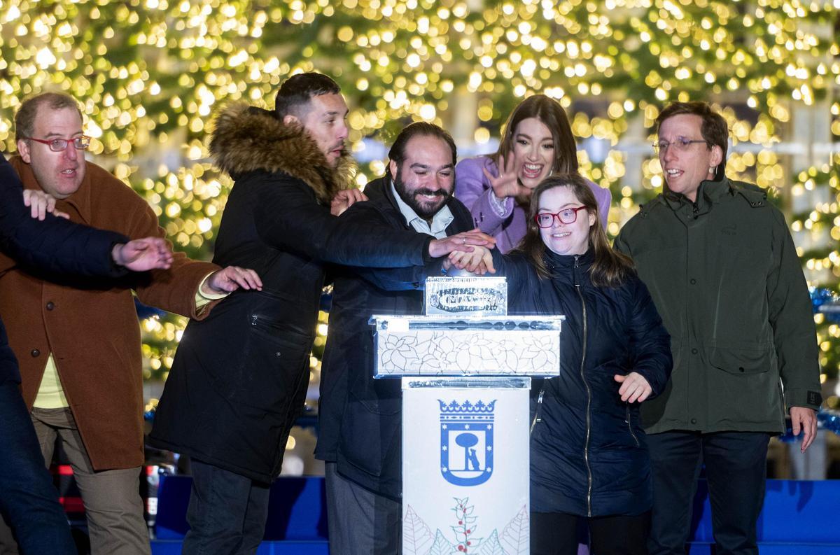 El alcalde de Madrid, José Luis Almeida junto a la cantante Ana Guerra y algunos actores de Campeones pulsando el botón para encender el alumbrado