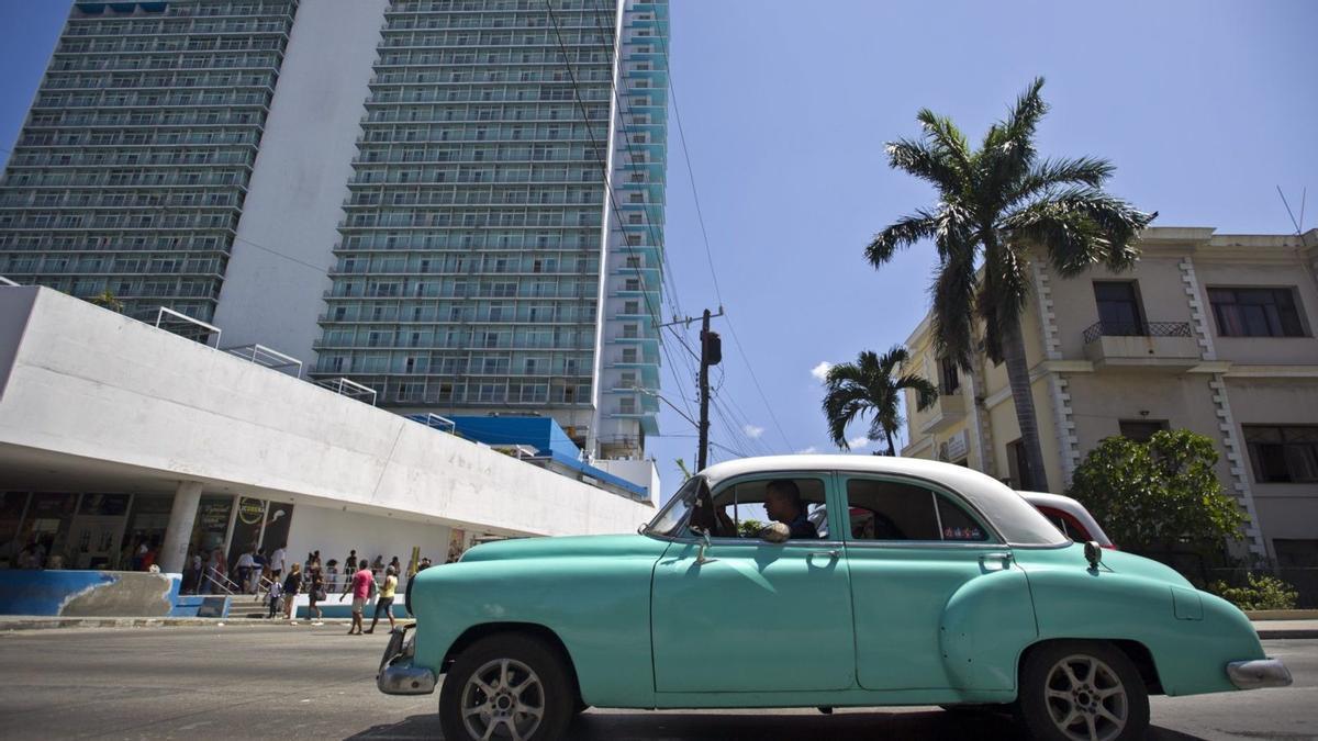 Un cotxe clàssic nord-americà, davant de l’Hotel Habana Libre, abans Havana Hilton, a la capital cubana, en una imatge d’arxiu.