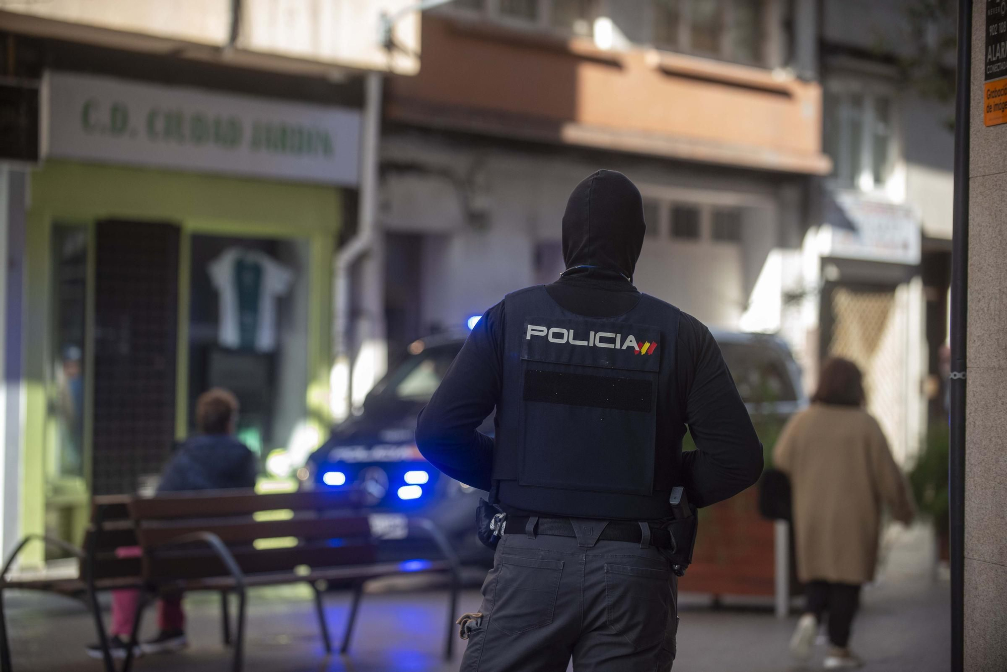 La Policía Nacional registra varios domicilios en A Coruña relacionados con el menudeo de drogas