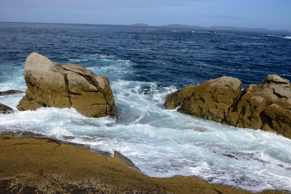 La zona en la que ocurrió el accidente, un lugar conocido como Forcadelas, en el entorno de Lagos. A la izquierda, la roca a la que pretendía subir el pescador. A la derecha, la roca a la que consiguió agarrarse gracias a un saliente.