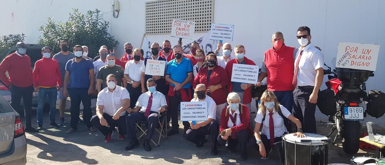 Trabajadores de Lanzarote Bus en huelga, hoy, delante del garaje de la empresa.