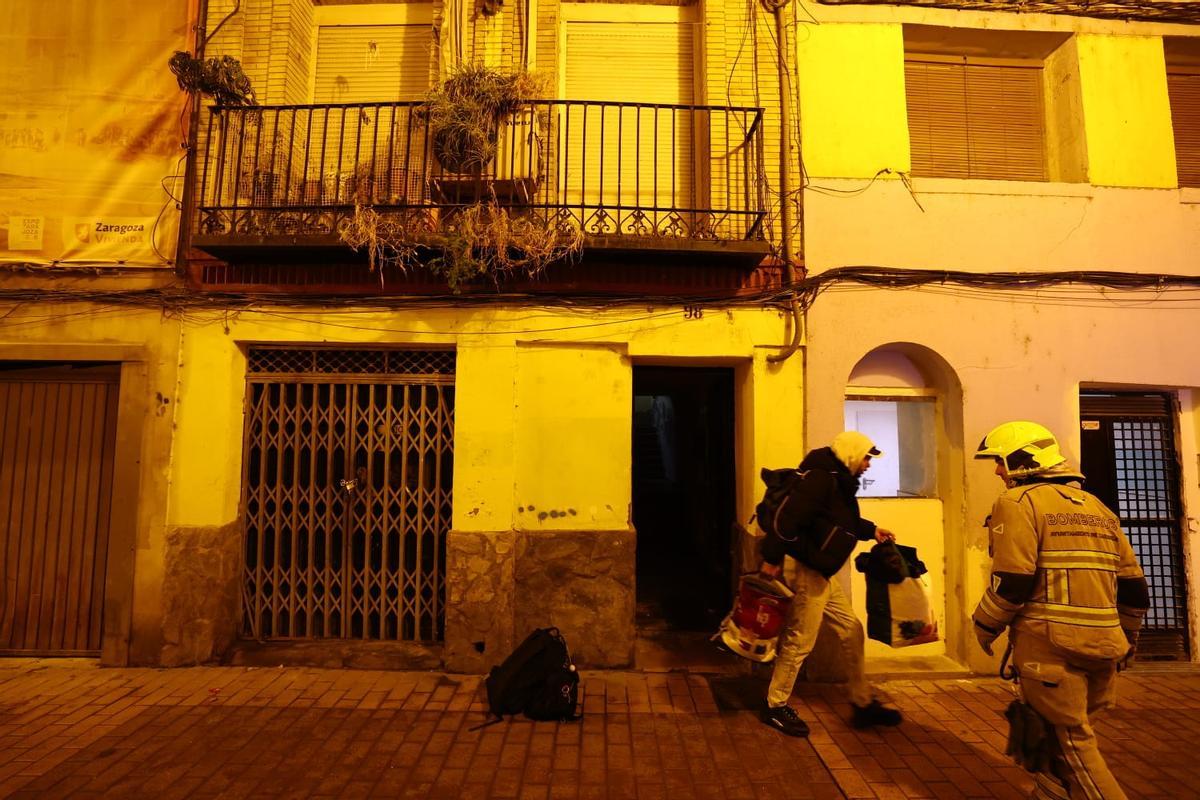 Desalojan un edificio de la calle San Pablo de Zaragoza por riesgo de colapso.