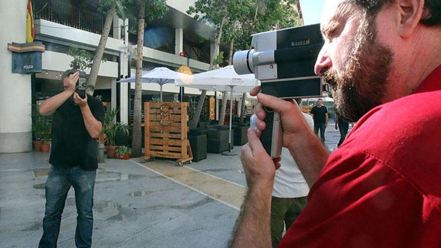 Kike Díaz y algunos de los alumnos del taller de Súper-8 celebrado ayer en Málaga con motivo del Día del Cine Casero.